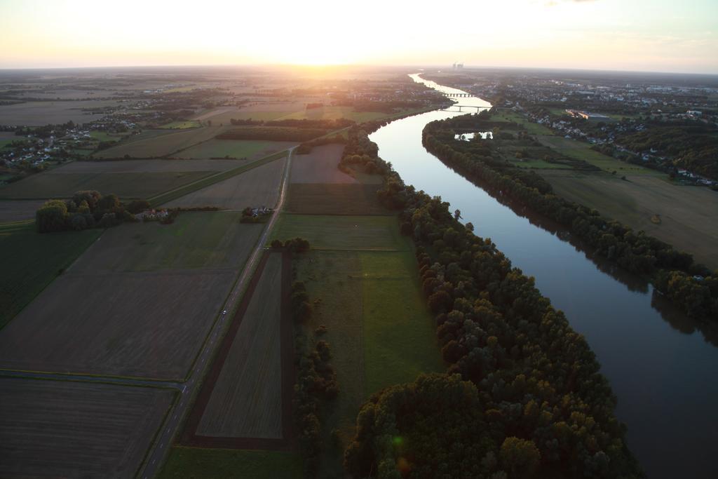 D'hôtes Face à *